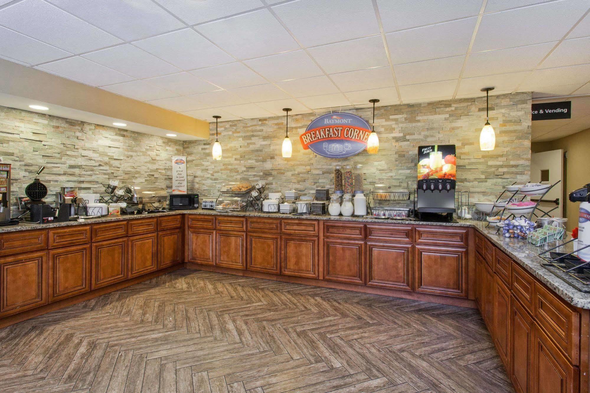 Baymont By Wyndham Southfield/Detroit Hotel ภายนอก รูปภาพ